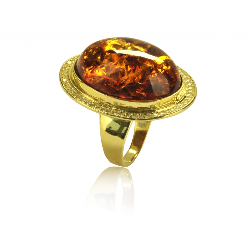 Pierścień złoty z dużym naturalnym bursztynem i małymi cyrkoniami Swarovskiego