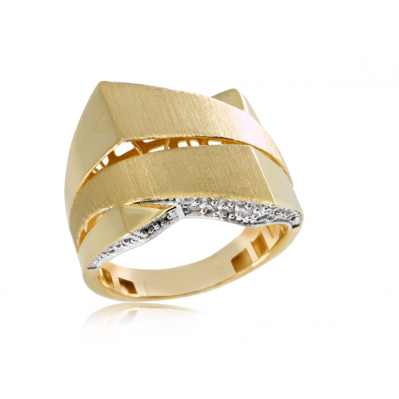 Złoty pierścionek z ażurowym zdobieniem