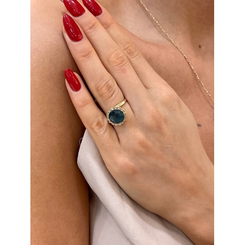 Złoty pierścionek z niebieskim kwarcem