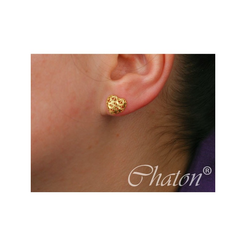 Kolczyki złote "Ażurowe Serca" przy uchu